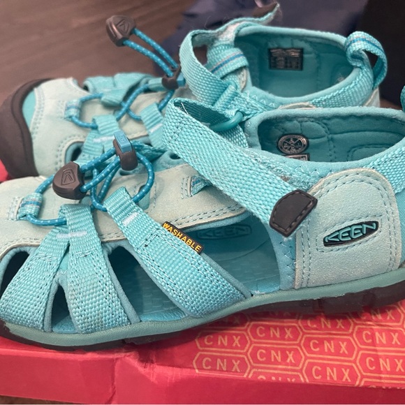 SOLD Girls Keen hiking sandals size 2 big kids - Picture 4 of 4